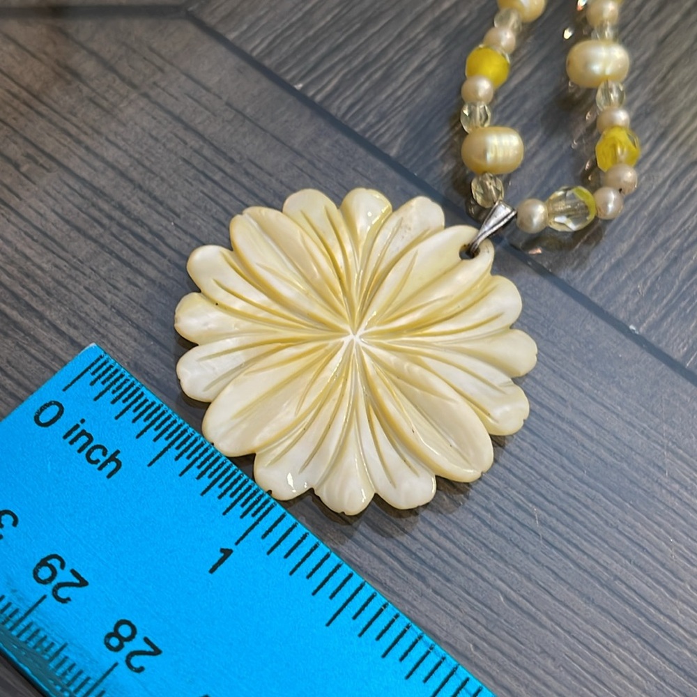Vintage Yellow Carved Mother of Pearl Flower Pendant & Real Pearl Necklace - Picture 6 of 15